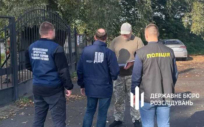 В Івано-Франківській області чиновник військкомату оформив на "службу" місцевих футболістів