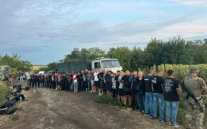 На Одещині зупинили вантажівку із 48 чоловіками, які намагались втекти за кордон