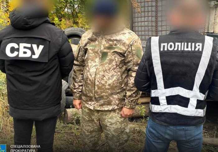 На Львівщині затримали військового посадовця, який за хабар у $8 тисяч допомагав з бронюванням