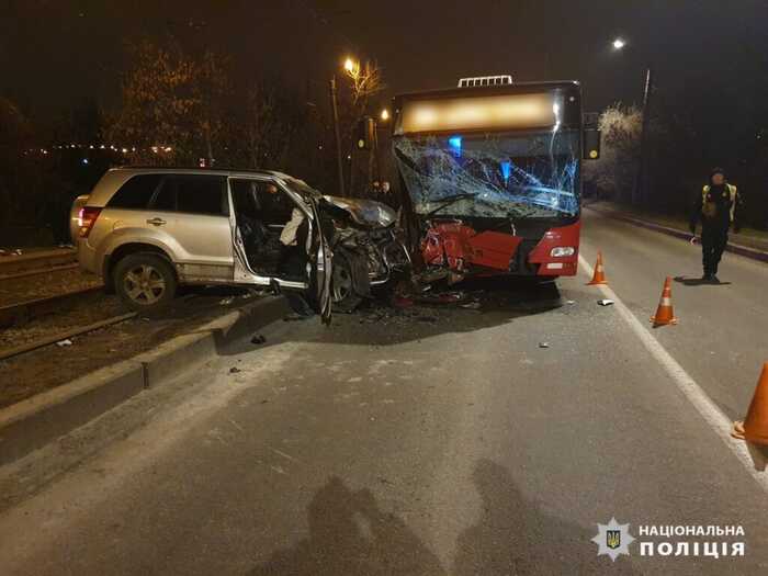 У Харкові авто зіткнулось з автобусом, є постраждалі