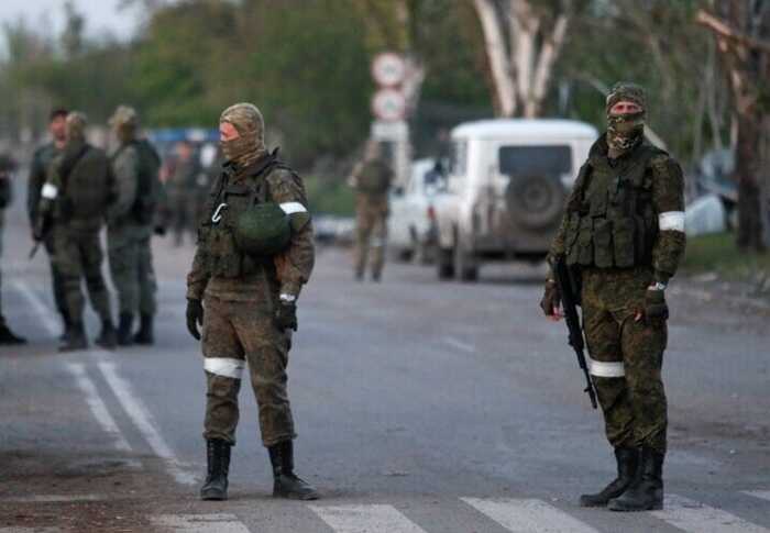 Окупант гасить палаючий зад свого спільника після атаки дрона