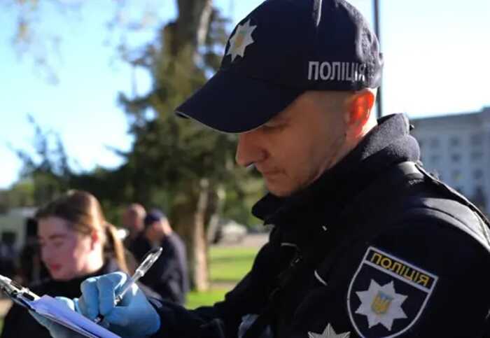 Чоловік напав із ножами на правоохоронців на Куликовому полі в Одесі