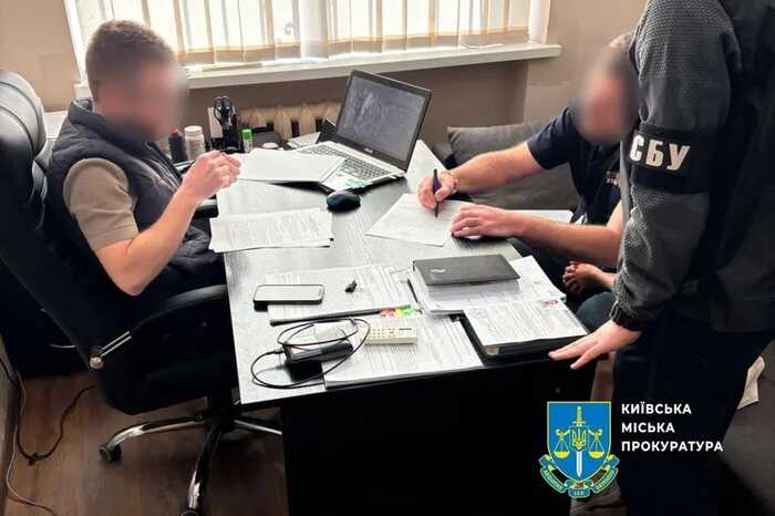 Керівника держустанови викрили на виплаті зарплати працівникам, які перебували за кордоном