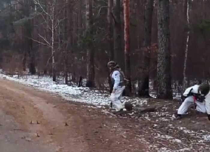Росіянин тягне за собою на мотузці три протитанкові міни і підривається