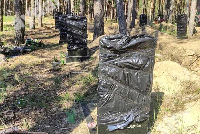 Обмотали чорною плівкою памʼятники українських захисників: Окупанти вчинили акт вандалізму у Старобільську