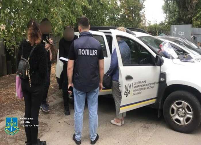 Виконавці за 2500 доларів "допомогли" боржнику уникнути стягнення майже 600 тисяч гривень
