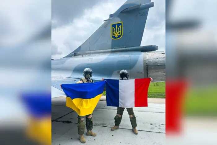 Патруль французьких Mirage 2000 «намалював» тризуб над Чорним морем