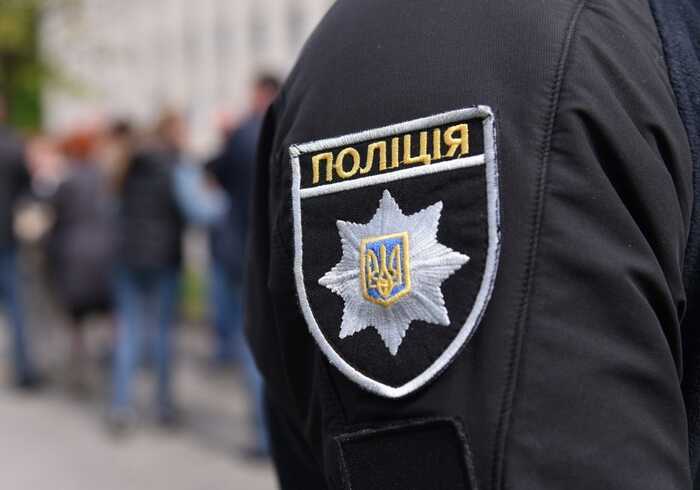 У мережі оприлюднили відео, на якому поліцейський у Хмельницькому завдає ударів жінці
