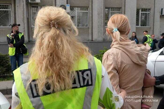 На Сумщині правоохоронці затримали жінку, яка за 30 тисяч доларів намагалась продати новонароджену доньку