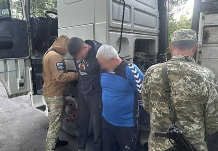 На Рівненщині прикордонники знайшли порушника, який ховався під ліжком у вантажівці
