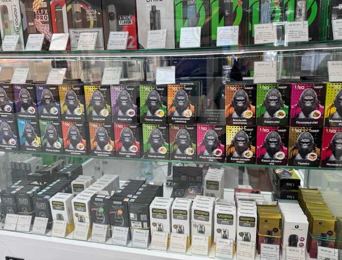 Контрабандна продукція на вітринах ТЦ Києва та Одеси: мережа "Tobacco and Vape" та "Tabakevich" продає підліткам заборонені Elf Bar