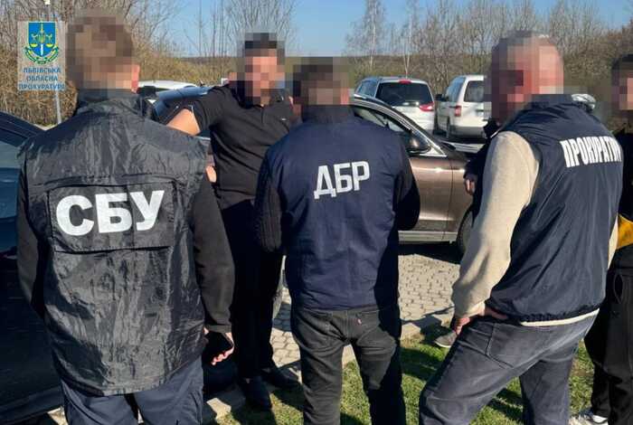 На Львівщині затримали організатора схем для ухилянтів, який погрожував вбити суддю