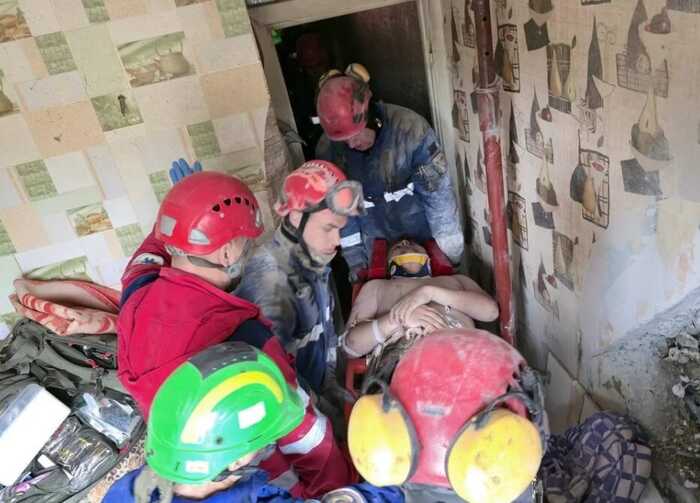 У Києві врятували чоловіка з-під завалів зруйнованого будинку