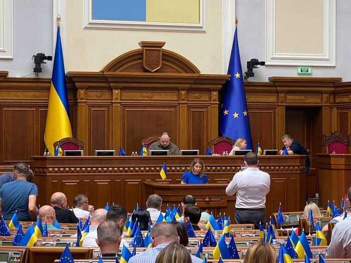 Перша трансляція Ради з часів повномасштабної війни ознаменувалась бійкою між "слугами народу
