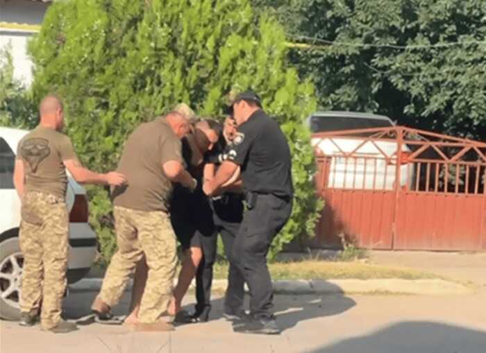 На вулиці селища поліція та ТЦК силою затримали водія