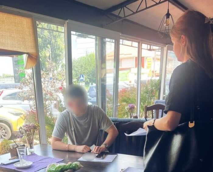 У Києві затримали чоловіка, який пропонував 24 тисяч доларів хабаря за зняття з військового облік