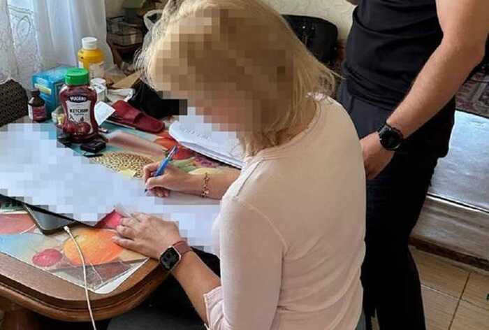 ДБР викрило військову, яка отримувала виплати, перебуваючи на відпочинку, а не на службі
